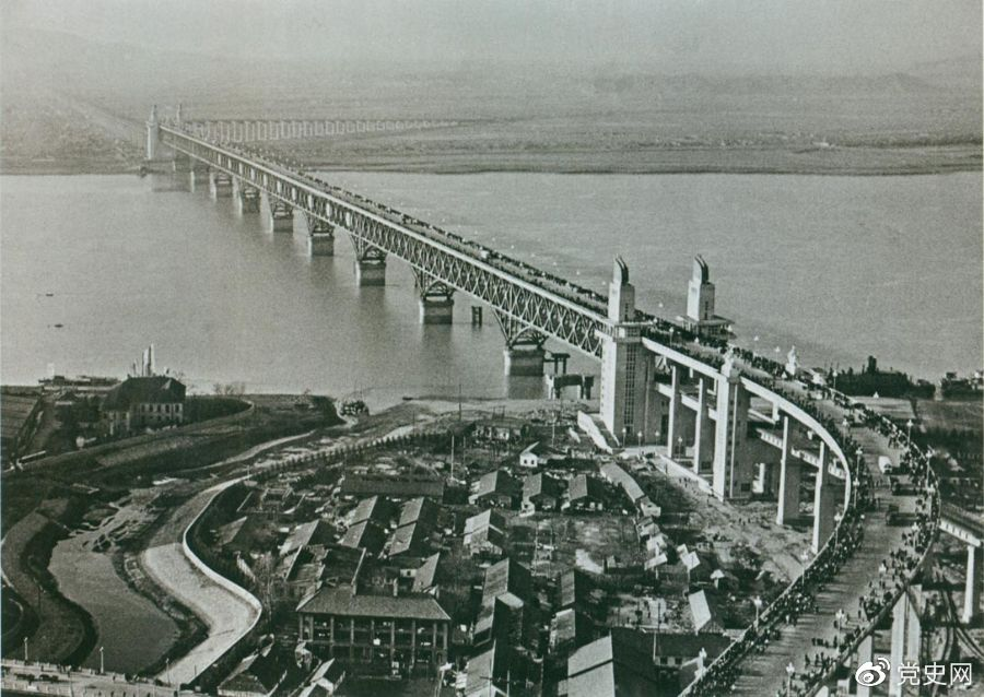 1968年12月29日， 南京長江大橋全面建成通車。這是當時中國自行設(shè)計建造的最大的鐵路、公路兩用橋。